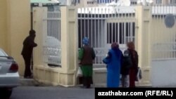 Ýapyk dükanyň agzynda garaşýan adamlar. Arhiw suraty