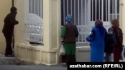 Ашхабадцы у закрытого продуктового магазина. Ашхабад, ноябрь, 2020.