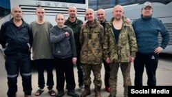 Обмен пленными 24 августа 2025 года. Третий справа – Владимир Миколаенко