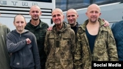 Former Kherson Mayor Volodymyr Mykolayenko (center) with other Ukrainian prisoners of war after his release from Russian captivity on August 24. 