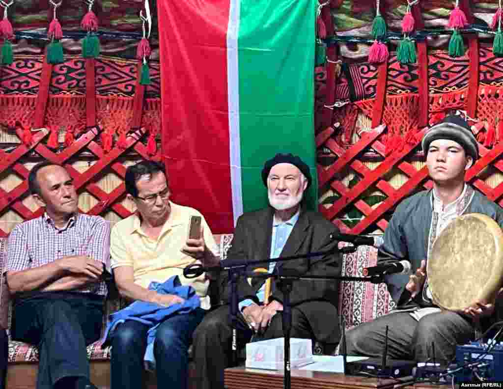 "Алпар"ның тагын бер солисты Адел Тимербаев борынгы дәф музыка коралын ничек яңгыравын күрсәтте. Ул тәңречелек вакыттында кулланылган дип аңлатылды.