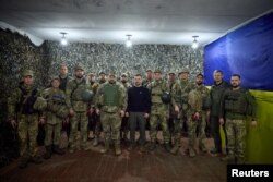 ვოლოდიმირ ზელენსკი უკრაინის არმიის ჯარისკაცებს შეხვდა ზაპოროჟიეს ოლქში. 27 მარტი, 2023 წ.