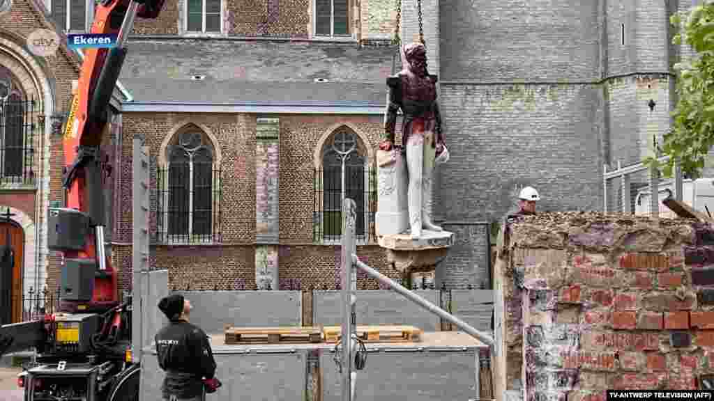 O captură de ecran a unui material video realizat și lansat de canalul de televiziune belgian ATV-ANTWERP TELEVISION din 9 iunie 2020 la Anvers, arată muncitorii care au dat jos statuia regelui belgian Leopold al II-lea, la câteva zile după ce a fost vopsită de către protestatarii anti-rasism. Statuile lui Leopold au fost mult timp ținta activiștilor din cauza implicării sale în coloniile africane din Belgia, unde a condus și a exploatat &bdquo;statul liber Congo&rdquo; ca pe un domeniu personal.&nbsp;