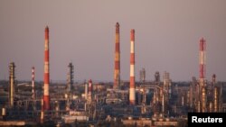 Нафтопереробний завод, фото ілюстративне