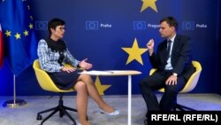 Во время интервью Рикарда Юзвяка с Мартой Кос, комиссаром ЕС по вопросам расширения. Прага, 28 апреля 2025 года