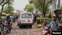 O ambulanță se strecoară printre refugiați în zona lacului Kivu, în apropierea zonei de conflict. Mai mulți cetățeni români au cerut sprijin după ce s-au trezit blocați în regiune. 