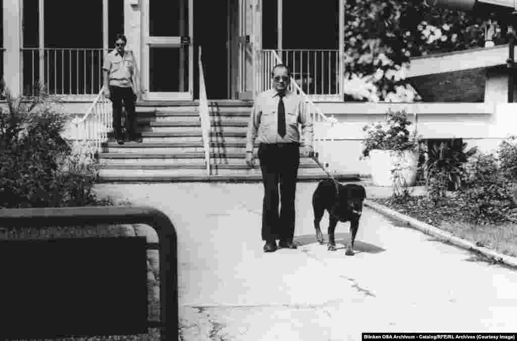 Меры безопасности в штаб-квартире в Мюнхене в 1982 году.Отдельные журналисты и авторы статей также были целями коммунистических шпионов, которые преследовали Западную Европу. Болгарин Георгий Марков, который подготовил серию острых репортажей о жизни при коммунизме для Радио Свободная Европа, был убит с помощью яда рицина в Лондоне в 1978 году