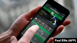 Guvernul a renunțat la propunerea sa inițială de a taxa cu 10% veniturile brute încasate de jucători la pariuri și păcănele și a limitat-o la 4%. Este o creștere mică a taxei, față de 3% cât a fost până acum.