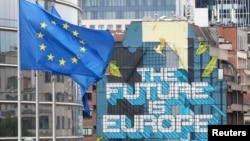 Motiv de celebrare la Bruxelles: Primele 12 țări ale căror planuri naționale de redresare și reziliență au fost aprobate pot semna acum acordurile de finanțare.