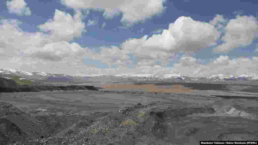 Экологиялык талапка ылайык, калдыктар үчүн мөңгүсү жок атайын өрөөн тандалып, ошол жерге бийиктиги 60 метрден ашпагандай кылып топтолушу керек болчу. Ишкана мындай ишти 2017-жылдан баштап аткара баштаган.&nbsp;&nbsp;