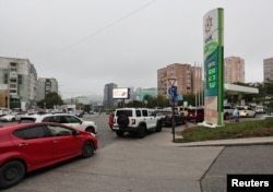 Coadă de mașini la o benzinărie din Vladivostok, Rusia, 22 august 2025.