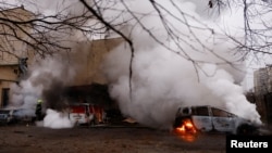 Пожарникари гаснат запалени возила по рускиот напад во Киев, 29 ноември 2025 г.