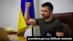 Președintele Ucrainei, Volodimir Zelenski, adresându-se online Camerei Comunelor. Parafrazând discursul lui Churchill/4 iunie 1940, el a amintit britanicilor cum a fost să reziste singuri unui dictator precum Hitler. SUA au intrat în război după Pearl Harbour/7 decembrie 1941. 