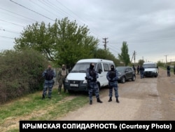 Белые микроавтобусы неоднократно видели во время обысков силовиков РФ в Крыму