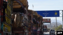 لاری های حاوی کالاهای تجارتی در تورخم. عکس از آرشیف