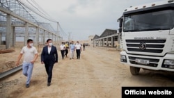 Ош шаарынын мэри Таалайбей Сарыбашов менен ишкер Нурбек Осмонов Кең-Сай массивинде. 2020-жыл.