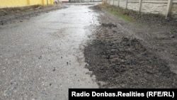 Следы гусениц в Киевском районе Донецка