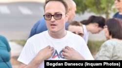 Alexandru Cumpănașu, într-un tricou de campanie electorală, după ce s-a înscris în cursa prezidențială