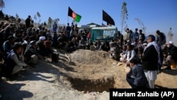 مراسم خاکسپاری شماری از شاگردان کشته شده مرکز آموزشی کوثر دانش در کابل