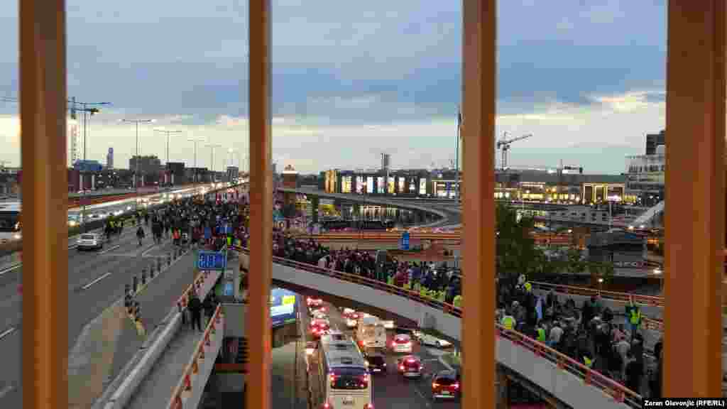 Demonstranti kao razloge za pad nadstrešnice vide korpuciju i traljavu rekonstrukciju Železničke stanice, što vlast negira 