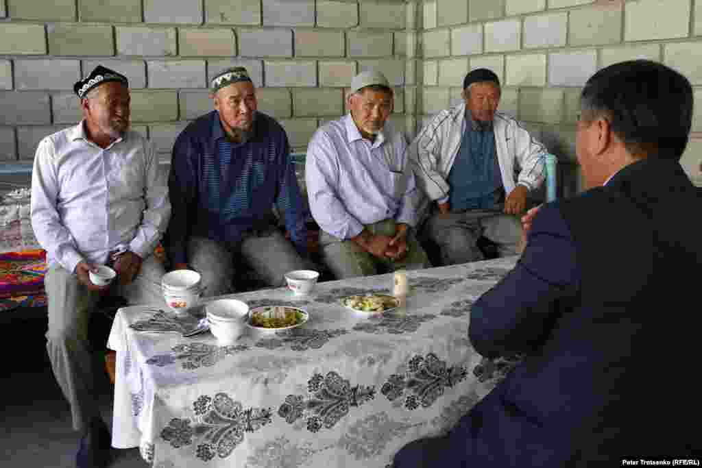 Традиционная свадьба продолжается две недели &ndash; всё это время родственники с обеих сторон знакомятся и ходят друг к другу в гости &ndash; это считается важным процессом укрепления родственных отношений.