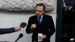 Ambasadorul SUA în Ungaria, David Pressman, se adresează presei după ce sesiunea parlamentară extraordinară s-a încheiat fără vot în chestiunea candidaturii Suediei la NATO. Budapesta, Ungaria, luni, 5 februarie 2024.