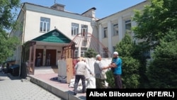 Участники акции протеста у здания муфтията. 21 мая 2021 года.