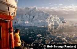 Турист любуется ледяным морским пейзажем залива Диско, Гренландия, май 2007 года