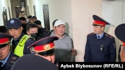 Тилекмат Куреновду соттон алып кетип баратышат.  21-апрель, 2025-жыл. Бишкектин Биринчи май райондук соту 