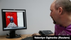 Ukrajinski umjetnik Andrij Jermolenko koji je napravio seriju viralnih postera "Crveni karton".