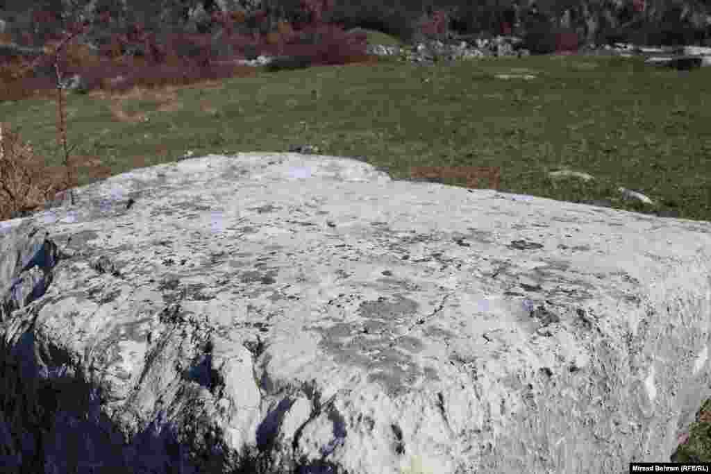 Na stećcima na platou Podveležja uglavnom nema nikakvih motiva; na fotografiji jedan od stećaka u nekropoli kod sela Dobrč. &nbsp;