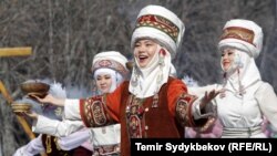 Элечек кийген кыз-келиндер. Бишкек 