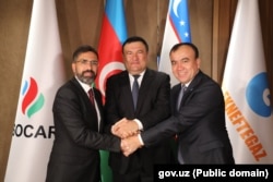 Ўзбекистоннинг Энергетика вазири (ўртада) SOCAR ва "Ўзбекнефтьгаз" компаниялари раҳбарлари билан.