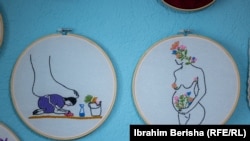 Neki od brojnih radova žena koje su preživjele nasilje, izloženih na zidovima sigurne kuće