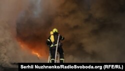 Сотрудники ГСЧС Украины тушат пожар, иллюстративное фото 