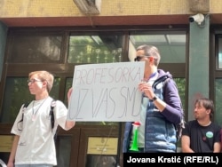 Absolvenții liceului „Jovan Jovanović Zmaj” o susțin pe profesoara Marija Vasić în timpul protestului de la Novi Sad - 14 mai 2025
