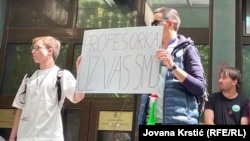 Maturanti gimnazije "Jovan Jovanović Zmaj" tokom protesta pružaju podršku Mariji Vasić, Novi Sad, 14. maj 2025.