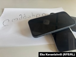 ქალებს ხშირად აიძულებენ ლომბარდში ჩააბარონ ტელეფონი, მანქანა თუ სხვა ფასიანი ნივთები.