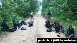 Migranți care au trecut ilegal granița Lituaniei cu Belarusul capturați de grănicerii lituanieni, 1 iunie 2021 