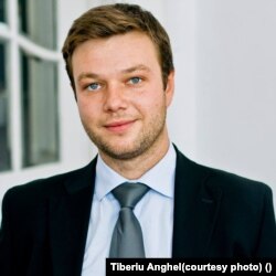 Specialistul în securitate cibernetică Tiberiu Anghel spune că modul în care sunt scrise mesajele arată că nu au un autor român.