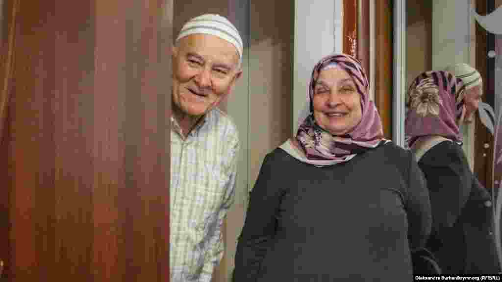 Батьки Рустема у своєму будинку. Розглядаючи цю фотографію, батько заарештованого Решат Емірусеїнов сказав, що фотопортрет сім'ї виглядає незавершеним, тому що на ньому не вистачає їхнього сина. Мати Рустема зараз перебуває в лікарні: жінку відвезли на &laquo;швидкій&raquo; прямо з одиночного пікету, проведеного днями. Суд у Ростові засудив її сина до 17 років ув'язнення. Перші два роки він відбуватиме у в'язниці, решту терміну &ndash; в колонії суворого режиму