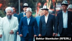 Высопоставленные чиновники идут на айт-намаз. 21 августа 2018 года. 