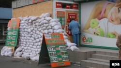Иллюстрационное фото. Пункт обмена валют, Донецк, сентябрь 2014 года