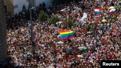 Zeci de mii de oameni la marșul Pride de la Budapeste - 28 iunie 2025. REUTERS/Bernadett Szabo