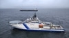 Корабель фінської прикордонної служби Turva (попереду) і нафтовий танкер Eagle S у морі біля Порккаланніемі