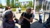 Активистка Санавар Закирова (в центре) вместе с другими недовольными  решениями судов людьми, пришедшими к резиденции бывшего президента Нурсултана Назарбаева. Нур-Султан, 16 августа 2019 года.