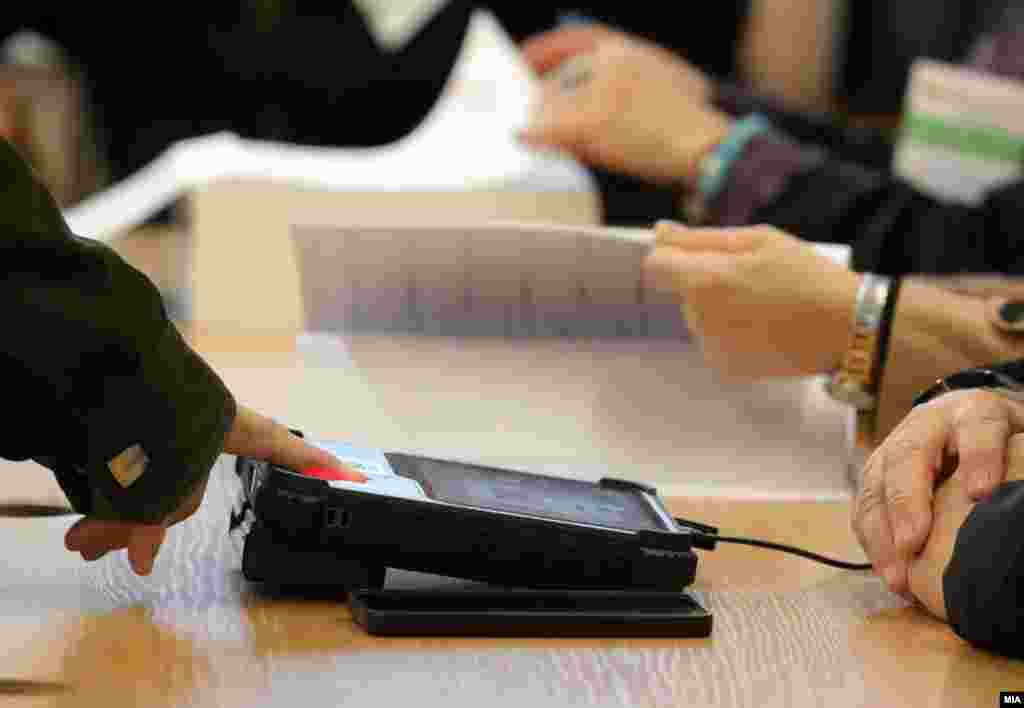 Втор круг се одржува онаму каде што ниту еден од кандидатите не освои 50% плус еден глас од вкупниот број гласови