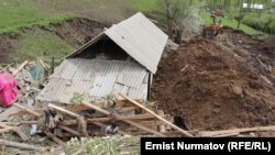 Көчкү алдында калган үйлөрдүн бири