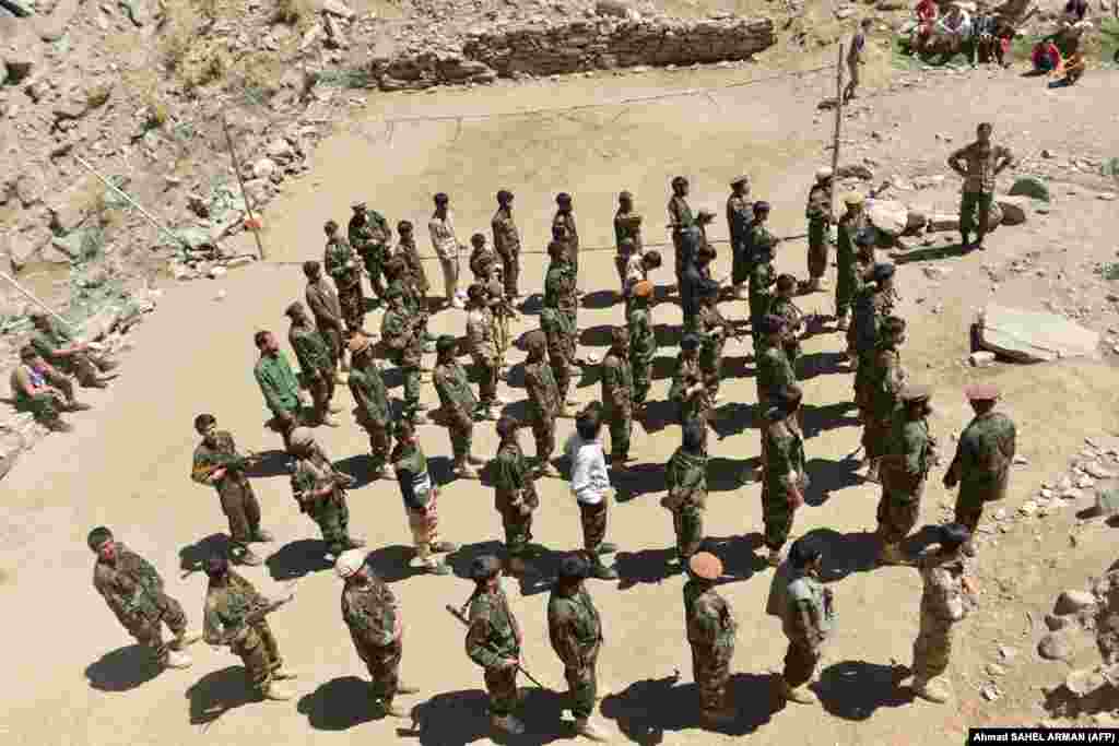 Түрлі хабарларға қарағанда, Яр Мохаммад Достум бастаған мыңдаған өзбек Панжшердегі тәліптерге қарсы топқа қосылған. Яр Мухаммад Достум &ndash; 20 жыл бұрын Өзбекстан қарулы күштерінің командирі болған, "Талибанға" қарсы әскерге қолбасшылық еткен, жоғары лауазымды қызметтерде болған Абдул Рашид Достумның ұлы.