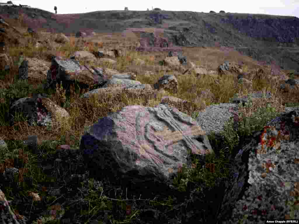 Местность усеяна каменными надгробиями, многие лежат лицевой стороной вниз. Некоторые из древних могил, по всей видимости, были раскопаны теми, кого местный гид называет "охотниками за сокровищами".